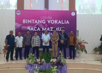 Ketua Pria/Kaum Bapak Rayon Manado Pnt dr. Richard Sualang bersama tim kerja P/KB Wilayah Manado Mapanget Tumpa Satu. (Foto: istimewa)
