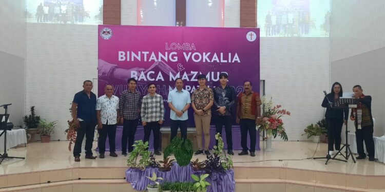 Ketua Pria/Kaum Bapak Rayon Manado Pnt dr. Richard Sualang bersama tim kerja P/KB Wilayah Manado Mapanget Tumpa Satu. (Foto: istimewa)