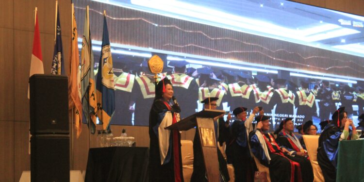 Direktur Polimdo, Dra Mareyke Alelo, MBA saat memberikan sambutan. (Foto: meikel/Barta)