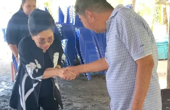 Melayat Rumah Duka, Rinny Tamuntuan Salim ke Ayah Michael Thungari