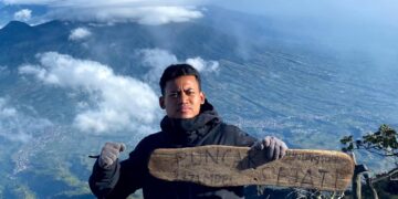 Fidi Febriyanto saat di Puncak Gunung Sumbing. (Foto: istimewa)