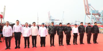 Menteri Agraria dan Tata Ruang/Kepala Badan Pertanahan Nasional, Agus Harimurti Yudhoyono (AHY) menerima brevet kehormatan Hiu Kencana dari TNI AL. (foto: dok ATR/BPN)