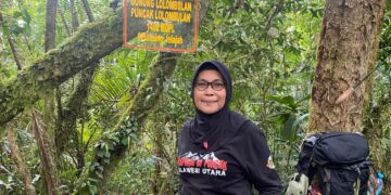 Djandriaty Nasaru saat berada di Puncak Gunung Lolombulan. (Foto: istimewa)