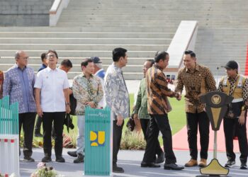 Presiden RI Jokowidodo saat berjabat tangan dengan Menteri AHY di Istana Negara. (Foto: (ATR/BPN)