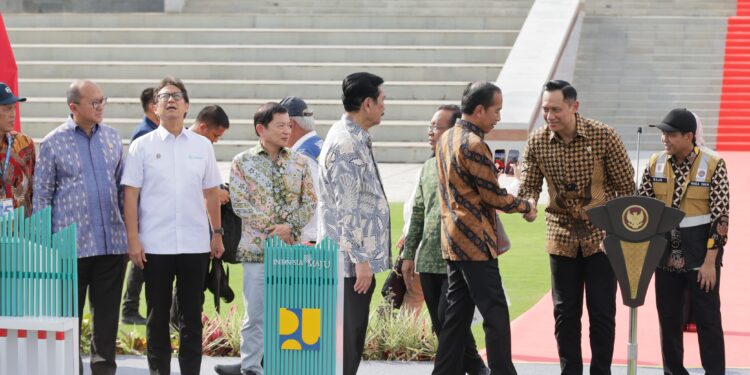 Presiden RI Jokowidodo saat berjabat tangan dengan Menteri AHY di Istana Negara. (Foto: (ATR/BPN)