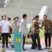Presiden RI Jokowidodo saat berjabat tangan dengan Menteri AHY di Istana Negara. (Foto: (ATR/BPN)