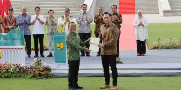 Menteri AHY menyerahkan Sertipikat Tanah Elektronik berupa Hak Pakai untuk Istana Negara. (Foto: ATR/BPN)