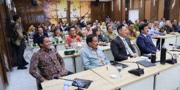 Menteri AHY menghadiri ujian terbuka doktor Direktur Jenderal Pengendalian dan Penertiban Tanah dan Ruang (PPTR), Jonahar pada Senin (30/09/2024). (foto: dok ATR/BPN)