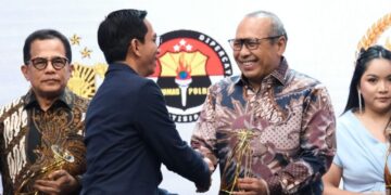 Sekretaris Jenderal (Sekjen) Kementerian Agraria dan Tata Ruang/Badan Pertanahan Nasional (ATR/BPN), Suyus Windayana mewakili Menteri ATR/Kepala BPN, Agus Harimurti Yudhoyono (AHY) menerima penghargaan. (foto: dok ATR/BPN)