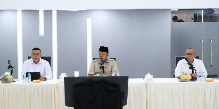 Menteri Agraria dan Tata Ruang/Kepala Badan Pertanahan Nasional (ATR/BPN), Nusron Wahid dan Wakil Menteri (Wamen) ATR/Wakil Kepala (Waka) BPN, Ossy Dermawan memimpin Rapat Pimpinan pertama. (foto: dok ATR/BPN)