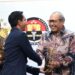 Sekretaris Jenderal (Sekjen) Kementerian Agraria dan Tata Ruang/Badan Pertanahan Nasional (ATR/BPN), Suyus Windayana mewakili Menteri ATR/Kepala BPN, Agus Harimurti Yudhoyono (AHY) menerima penghargaan. (foto: dok ATR/BPN)