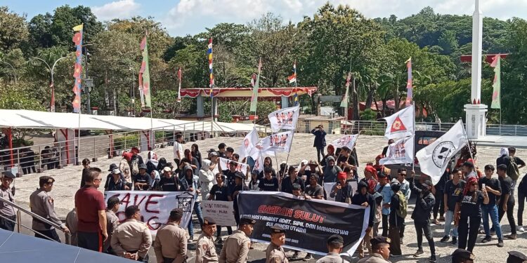 Mahasiswa Universitas Negeri Manado (UNIMA), Kharisma Kontu membawah aspirasi terkait kekerasan seksual. (Foto: meikel/barta)