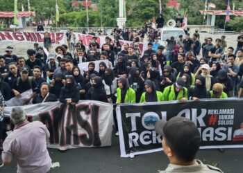 Massa aksi menolak reklamasi Manado Utara di Gedung DPRD Sulut. (Foto; istimewa).