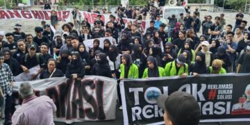 Massa aksi menolak reklamasi Manado Utara di Gedung DPRD Sulut. (Foto; istimewa).