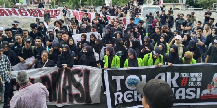 Massa aksi menolak reklamasi Manado Utara di Gedung DPRD Sulut. (Foto; istimewa).