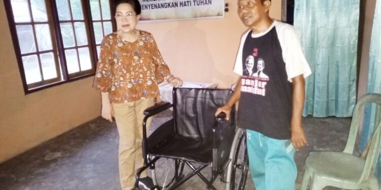 Kursi Roda bagi Dua Penyandang Disabilitas Pemberian Rinny Tamuntuan