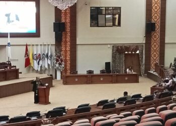 Pdt Dr Albert O Supit saat memimpin ibadah pagi di DPRD Sulut. (Foto: meikel/barta)