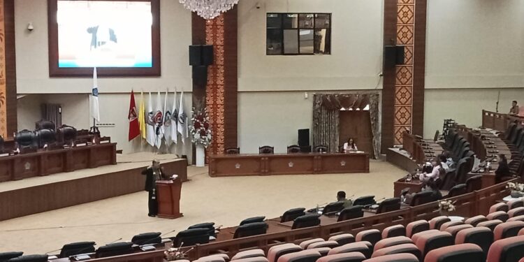 Pdt Dr Albert O Supit saat memimpin ibadah pagi di DPRD Sulut. (Foto: meikel/barta)