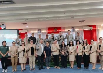 Foto bersama senat dan para calon Direktur Polimdo. (Foto: istimewa)