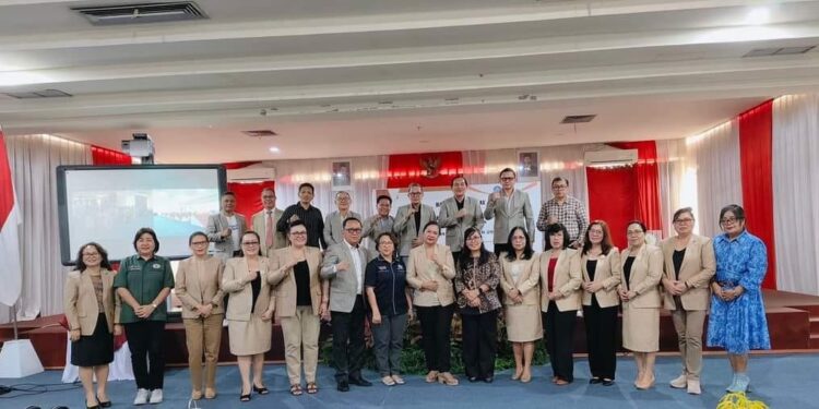 Foto bersama senat dan para calon Direktur Polimdo. (Foto: istimewa)