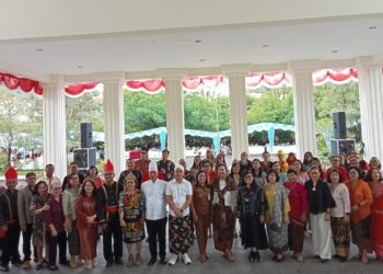 pendidik, Pimpinan Polimdo bersama Pemerintah Provinsi Sulut. (Foto: meikel/barta)