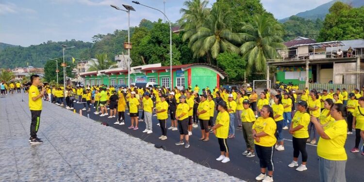 Golkar Sitaro rayakan HUT ke-60 di kawasan tugu I Love Sitaro. (foto: barta1)