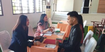 Sesi wawancara pihak perusahaan dan pelamar pekerjaan. (Foto: meikel/barta)