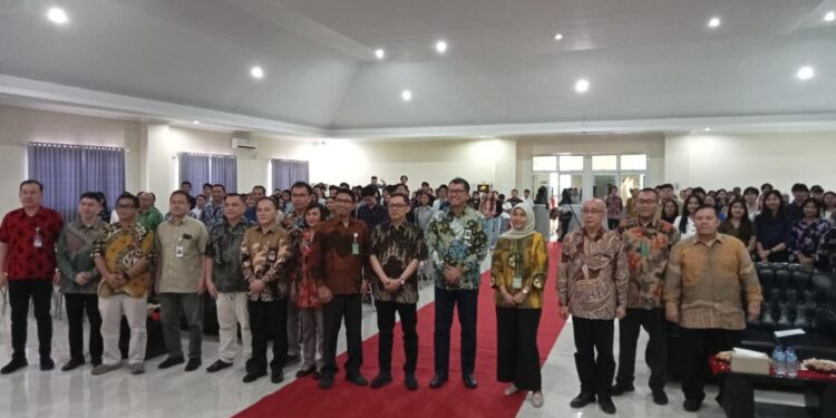 Kanwil DJKN Suluttenggomalut bersama Rektor Unsrat dan Jajaran dari Akademisi dan Mahasiswa FEB Unsrat. (Foto: meikel/barta)