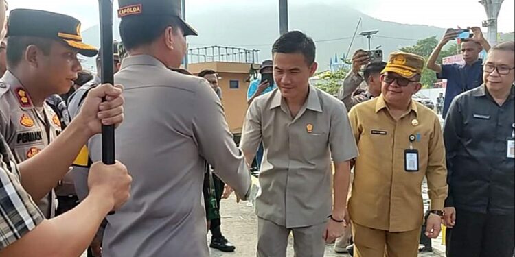 Pimpinan DPRD Sitaro Alfrets menyambut kehadiran Kapolda Sulut Irjen Pol Roycke Harrie Langie. (foto: Barta1)