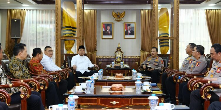 Kunjungi Kapolri, Menteri Nusron Perkuat Kerja Sama untuk Berantas Mafia Tanah. (foto: ATR/BPN)