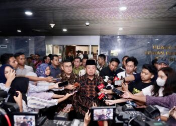 Menteri Nusron dikerumuni Jurnalis, setelah melakukan pertemuan dengan Komisi II DPR RI. (foto: ATR/BPN)