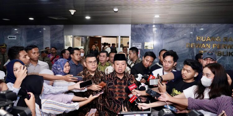 Menteri Nusron dikerumuni Jurnalis, setelah melakukan pertemuan dengan Komisi II DPR RI. (foto: ATR/BPN)