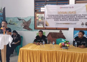 Foto: Koordinator Sekretariat Bawaslu Sangihe, Alland Steve Lahinda membuka Sosialisasi Pengawasan Partisipatif di Kecamatan Manganitu Selatan. (Dok. Istimewa)