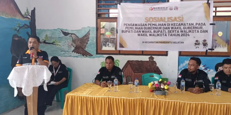 Foto: Koordinator Sekretariat Bawaslu Sangihe, Alland Steve Lahinda membuka Sosialisasi Pengawasan Partisipatif di Kecamatan Manganitu Selatan. (Dok. Istimewa)