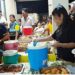 Paslon bupati nomor urut 1 Chyntia Kalangit dijamu makan malam oleh pendukung di Kampung Kapeta. (foto: Barta1)