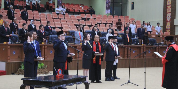 Pimpinan DPRD Provinsi Sulut saat pengambilan sumpah/janji pimpinan. (Foto: istimewa)