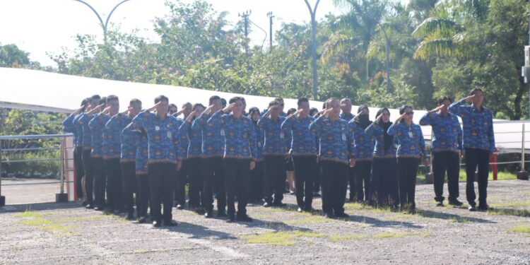 Jajaran Setwan DPRD Provinsi Sulut saat upacara bendera. (Foto: istimewa)