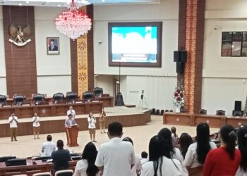 Pimpinan Sementara DPRD Sulut, Fransiskus Andi Silangen memimpin peribadatan. (Foto: meikel/barta)