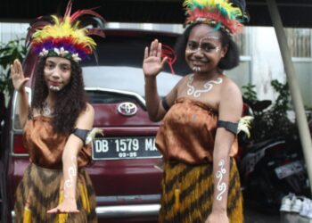 Febriana Luruk Nahak dan Yuslina Anitha Pariaribo saat menunjukkan tarian kreasi Papua. (Foto: istimewa)