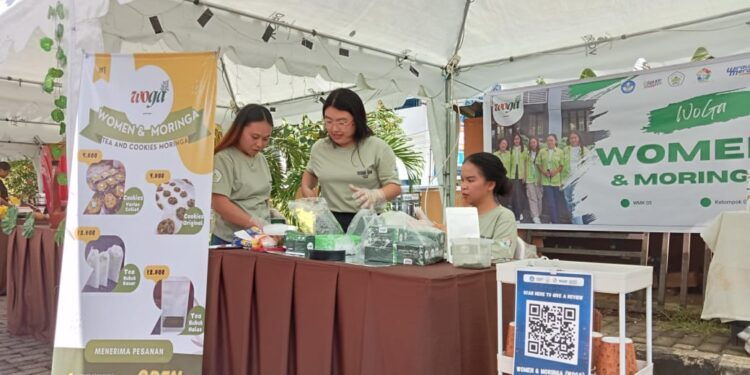MBKM Polimdo, Mahasiswa menawarkan produk tea dan kue dari bahan dasar kelor. (Foto: meikel/barta)