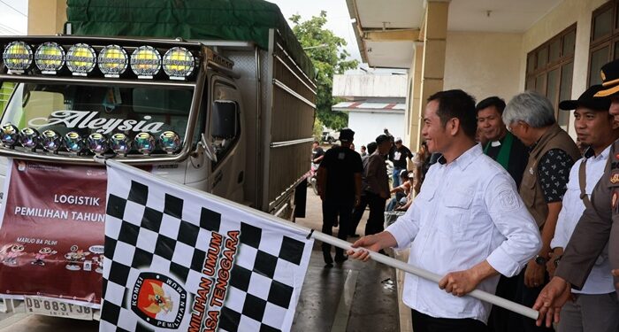 Ketua KPU Mitra Otnie Tamod melepas secara simbolis logistik Pilkada menuju 12 kecamatan. (foto-foto: KPU Mitra)