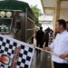 Ketua KPU Mitra Otnie Tamod melepas secara simbolis logistik Pilkada menuju 12 kecamatan. (foto-foto: KPU Mitra)