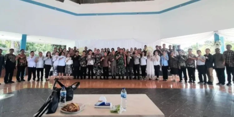 Penjabat Bupati Kepulauan Talaud Dr. Fransiscus Engelbert Manumpil, S.Pi, M.Env, Mgmt saat menghadiri doa bersama.