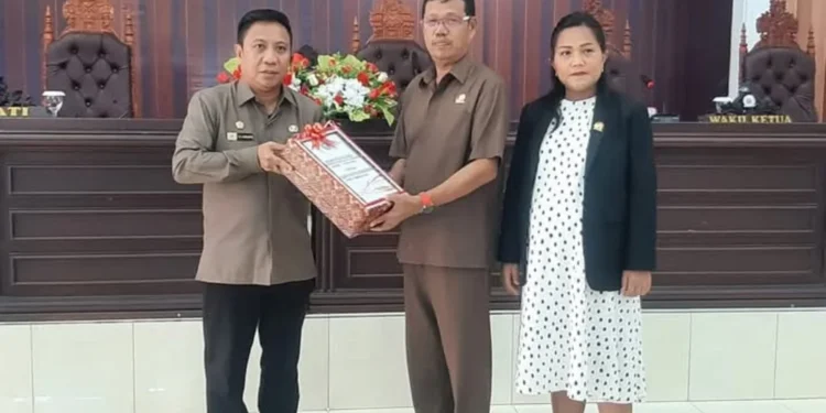 Penjabat Bupati Kepulauan Talaud Dr. Fransiscus Engelbert Manumpil, S.Pi, M.Env, Mgmt bersama wakil ketua DPRD Talaud, Jacob Mangole.