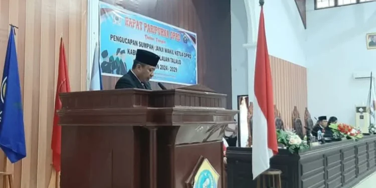 Penjabat Bupati Kepulauan Talaud Dr. Fransiscus Engelbert Manumpil, S.Pi, M.Env, Mgmt saat membacakan sambutan.