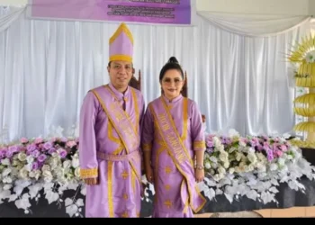 Penjabat Bupati Kepulauan Talaud Dr. Fransiscus Engelbert Manumpil, S.Pi, M.Env, Mgmt bersama istri dalam acara pemberian gelar adat.