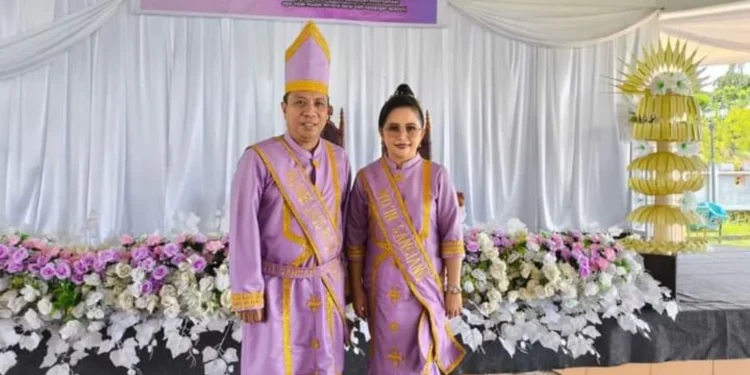 Penjabat Bupati Kepulauan Talaud Dr. Fransiscus Engelbert Manumpil, S.Pi, M.Env, Mgmt bersama istri dalam acara pemberian gelar adat.