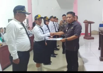 Penjabat Bupati Kepulauan Talaud Dr. Fransiscus Engelbert Manumpil, S.Pi, M.Env, Mgmt dalam acara penutupan orientasi PPPK.