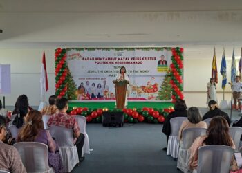 Direktur Polimdo, Dra Mareyke Alelo MBA Membawa Sambutan pra-Natal Polimdo. (foto: istimewa)