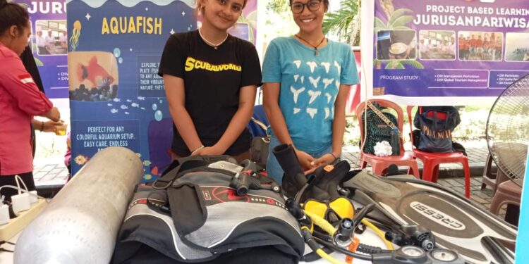 Elsa Inayah bersama Nadya Hahuly mewakili Polimdo Dive Club pada PBL Expo.. (Foto: meikel/barta)